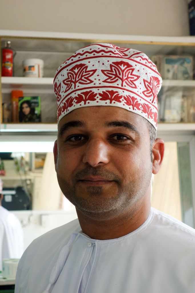 Ein Omani beim Barbier